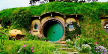 Shutterstock.com/ Lodapon Wantaarawaiva